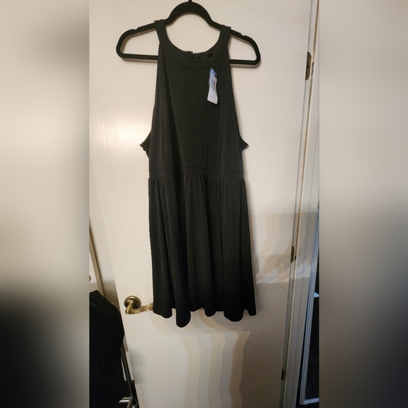 Simple Black Dress - Picture 2 of 4